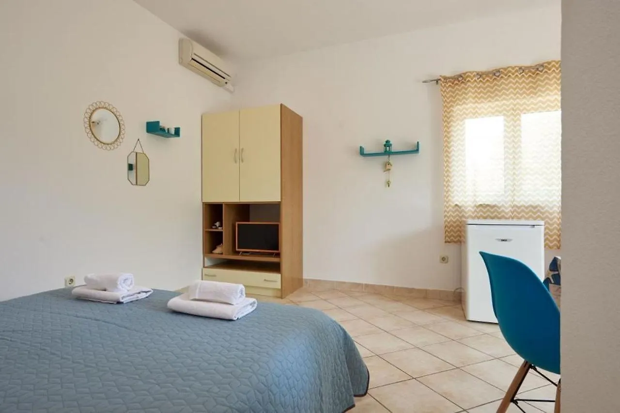 Studio Apartment In Seget Vranjica With Terrace, Air Conditioning, Wifi, Washing Machine 5052-2
