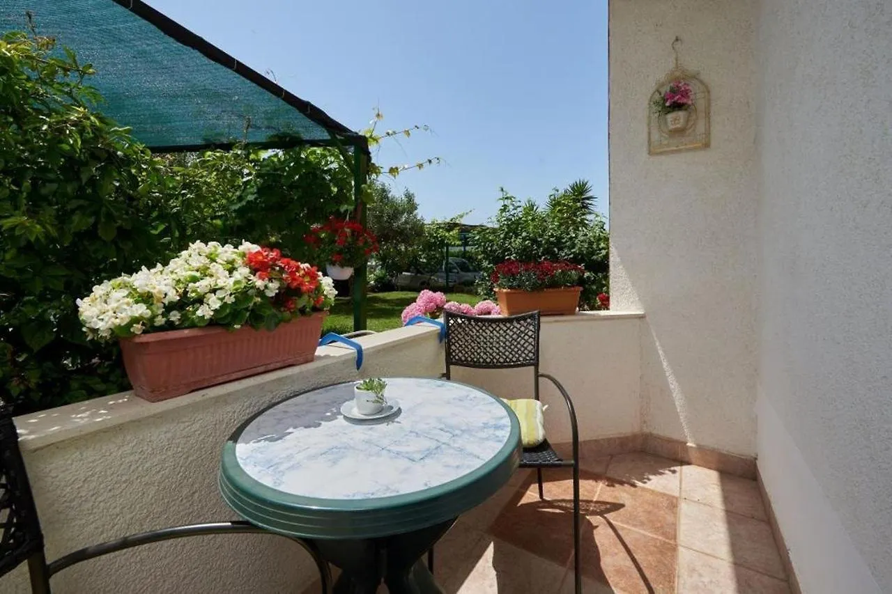 Studio Apartment In Seget Vranjica With Terrace, Air Conditioning, Wifi, Washing Machine 5052-2